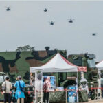 湖口營區湧11萬人參觀　軍、警忙翻爆衝突…民眾阿姨「看不下去」介入了
