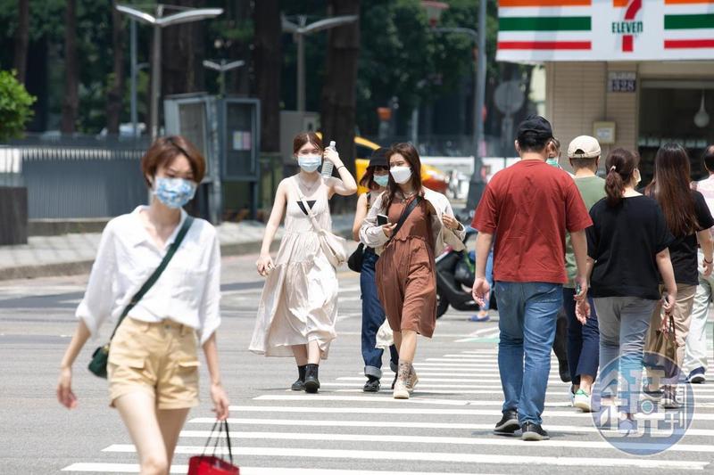 今高溫上看35度！水氣增加「3地區」有短暫陣雨　連假天氣看這