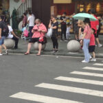 网友在上海街头看到G胖：坐在石墩上玩平板