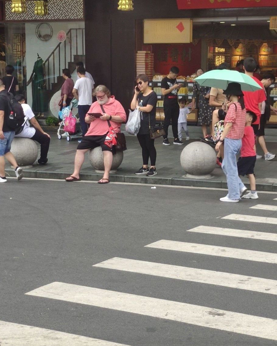 网友在上海街头看到G胖:坐在石墩上玩平板